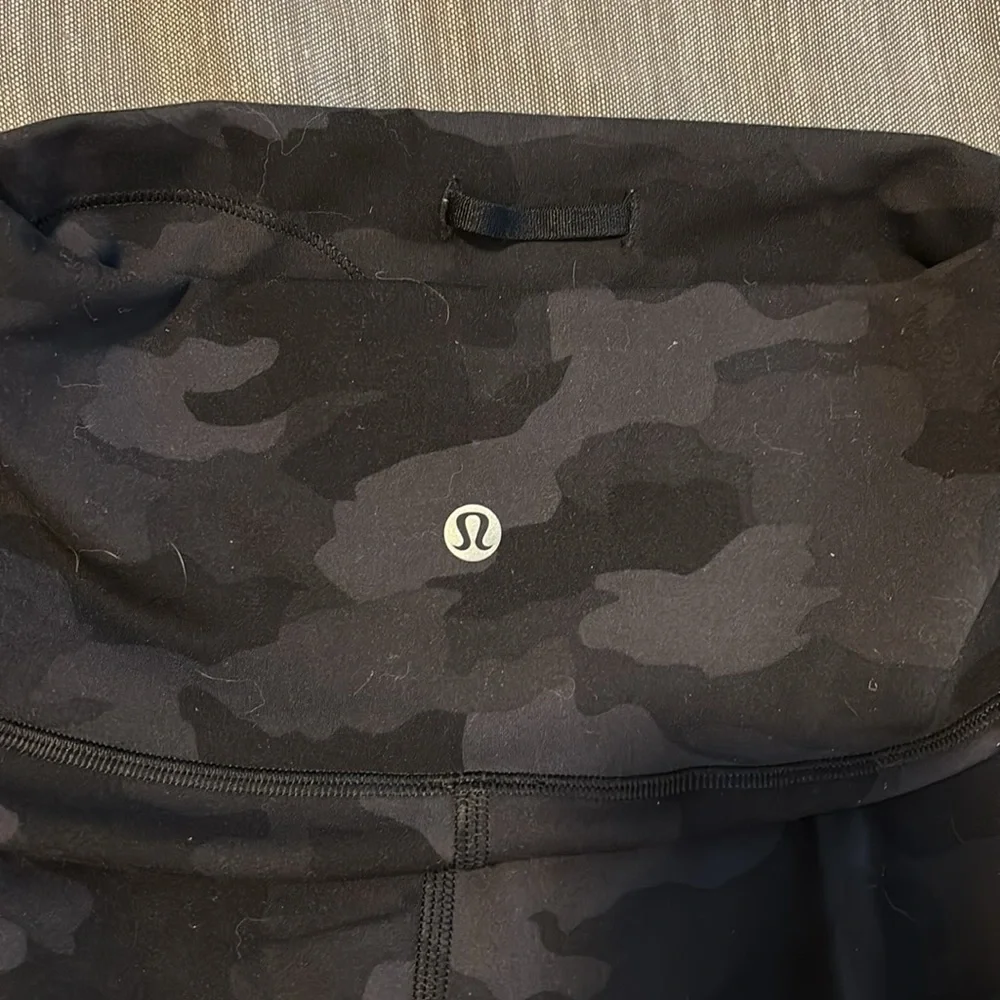 Black Camouflage Lululemon Leggings - size 4. 25”Perfect condition - Picture 4 of 5